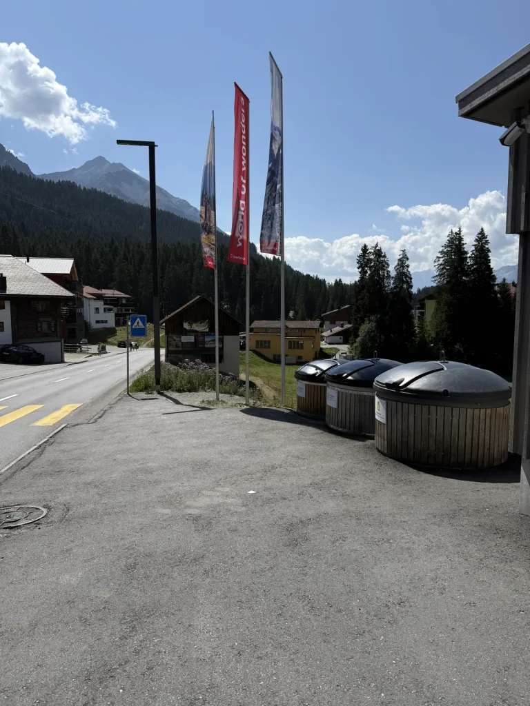 Valbella Sammelstelle, Hier rechts den Kieselsteinweg abbiegen, Spielplatz ist gleich hier!