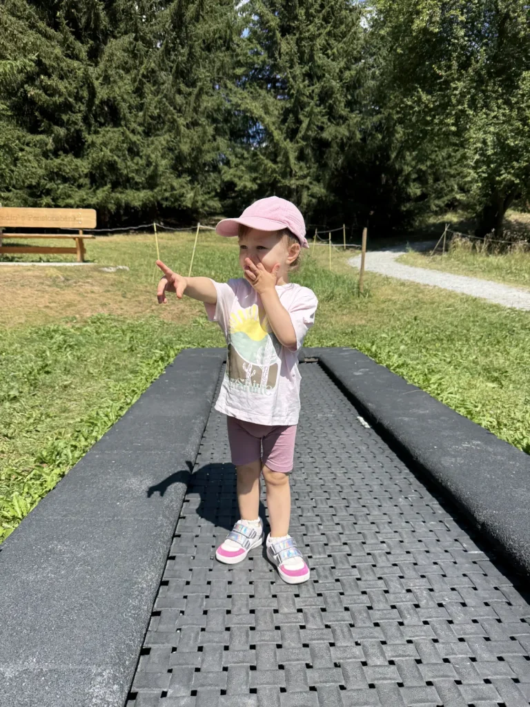 Valbella, Spielplatz - Lea auf dem Trampolin