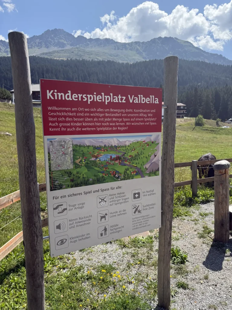 Valbella, Spielplatz, Blick auf Parpaner Rothorn im Hintergrund