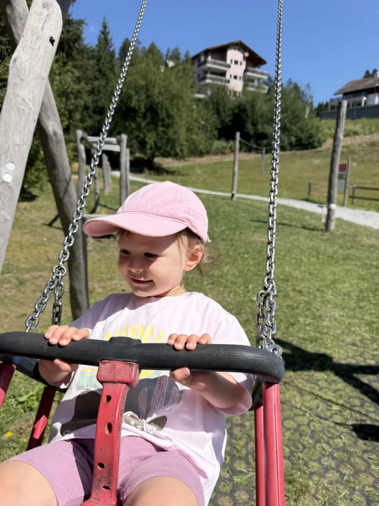 Valbella, Spielplatz, Lea auf der Schaukel