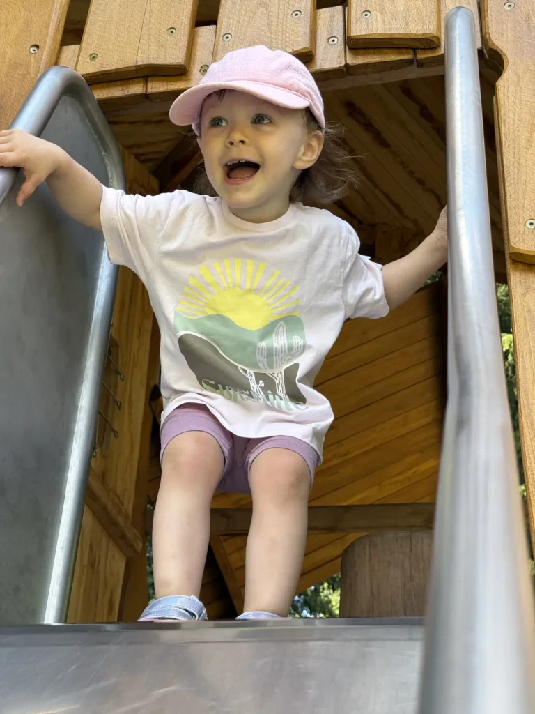 Valbella, Spielplatz, Lea auf der Kinderrutsche des Kletterturms