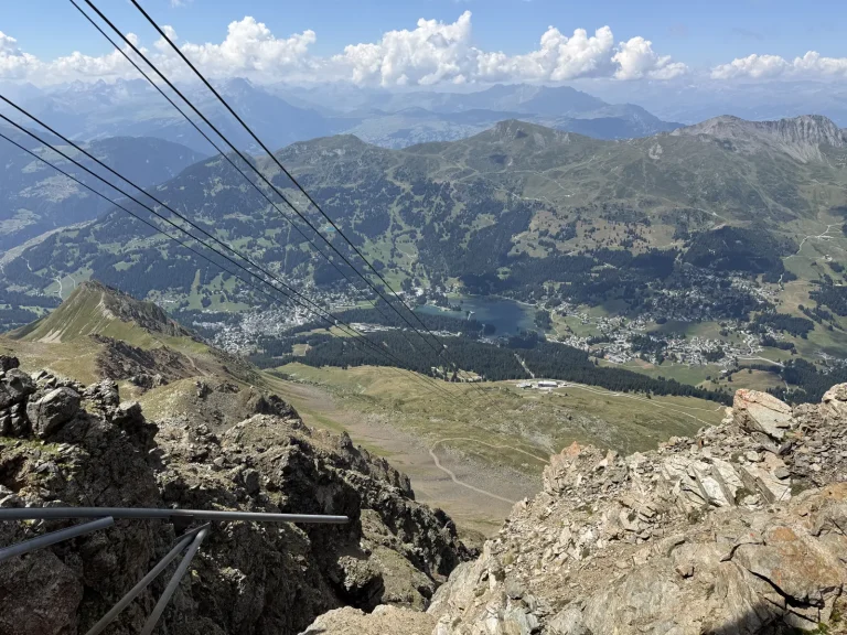 Aussicht vom Parpaner Rothorn aus auf den Heidsee in Lenzerheide, Valbella