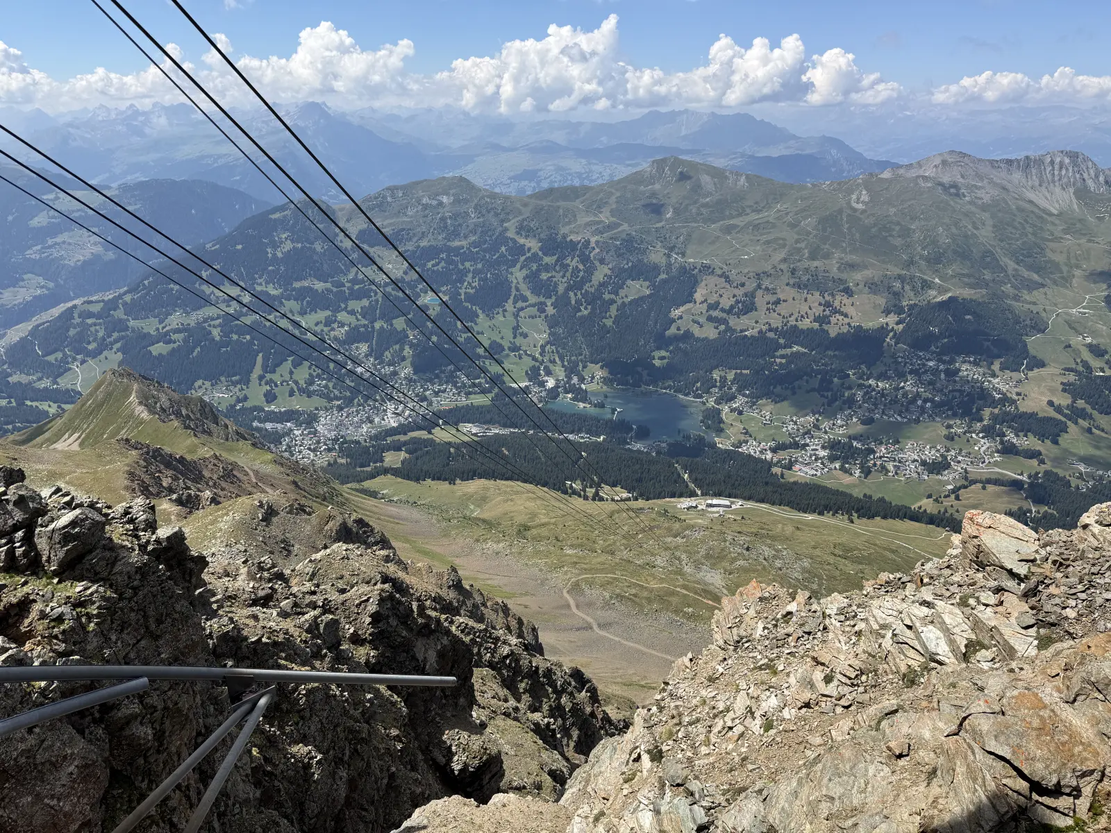 Aussicht vom Parpaner Rothorn aus auf den Heidsee in Lenzerheide, Valbella