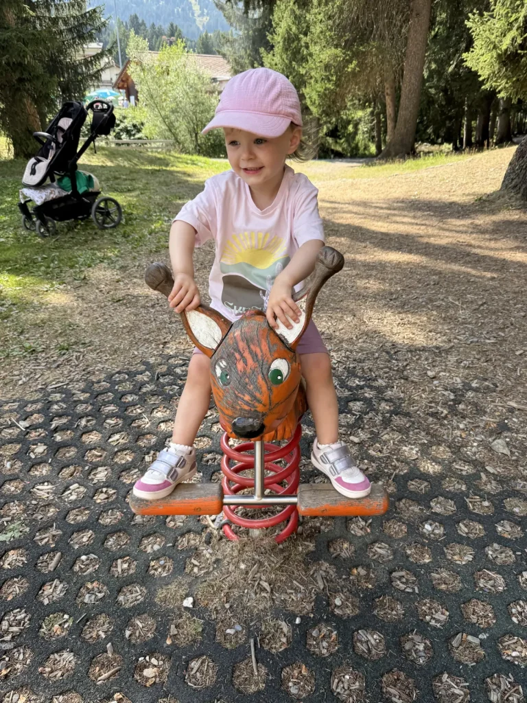 Lenzerheide, Spielplatz Eichhörnchenwald, Lea Schaukel