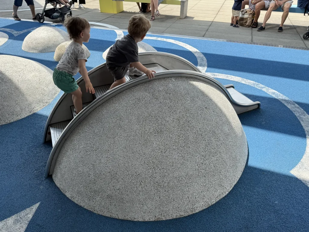 Zürich Flughafenterrasse - Kinderrutsche