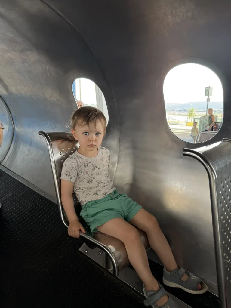 Zürich Flughafenterrasse - Lea im besteigbaren Flugzeug als Passagier