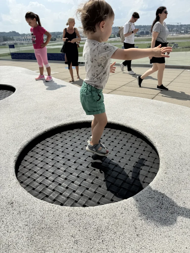 Zürich Flughafenterrasse - Lea auf dem Trampolin