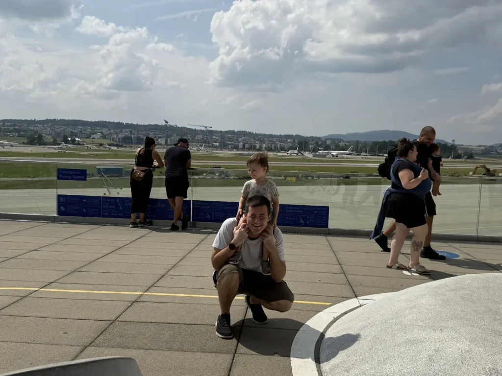 Zürich Flughafenterrasse - Lea und Phil mit Blick auf Piste 16/34