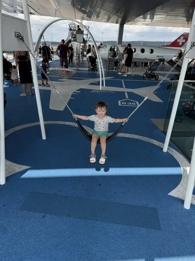 Zürich Flughafenterrasse - Schaukel