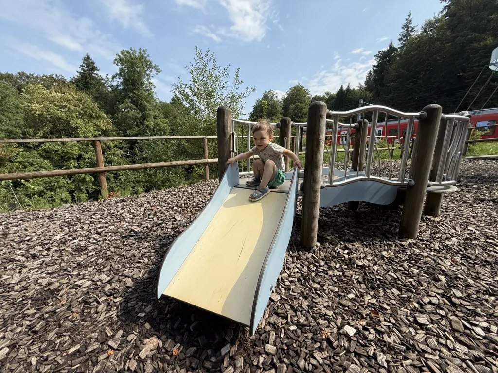 Uetliberg, Spielplatz - Lea auf der Mini-Schaukel