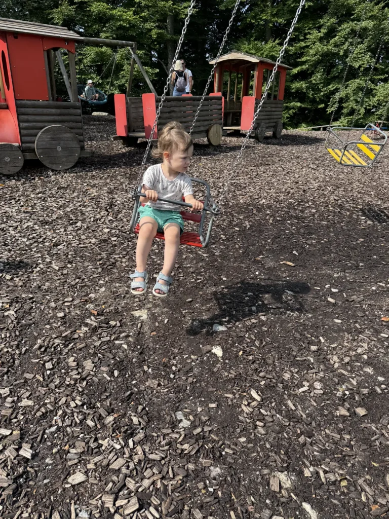 Uetliberg, Spielplatz - Lea auf der elektischen Schaukel