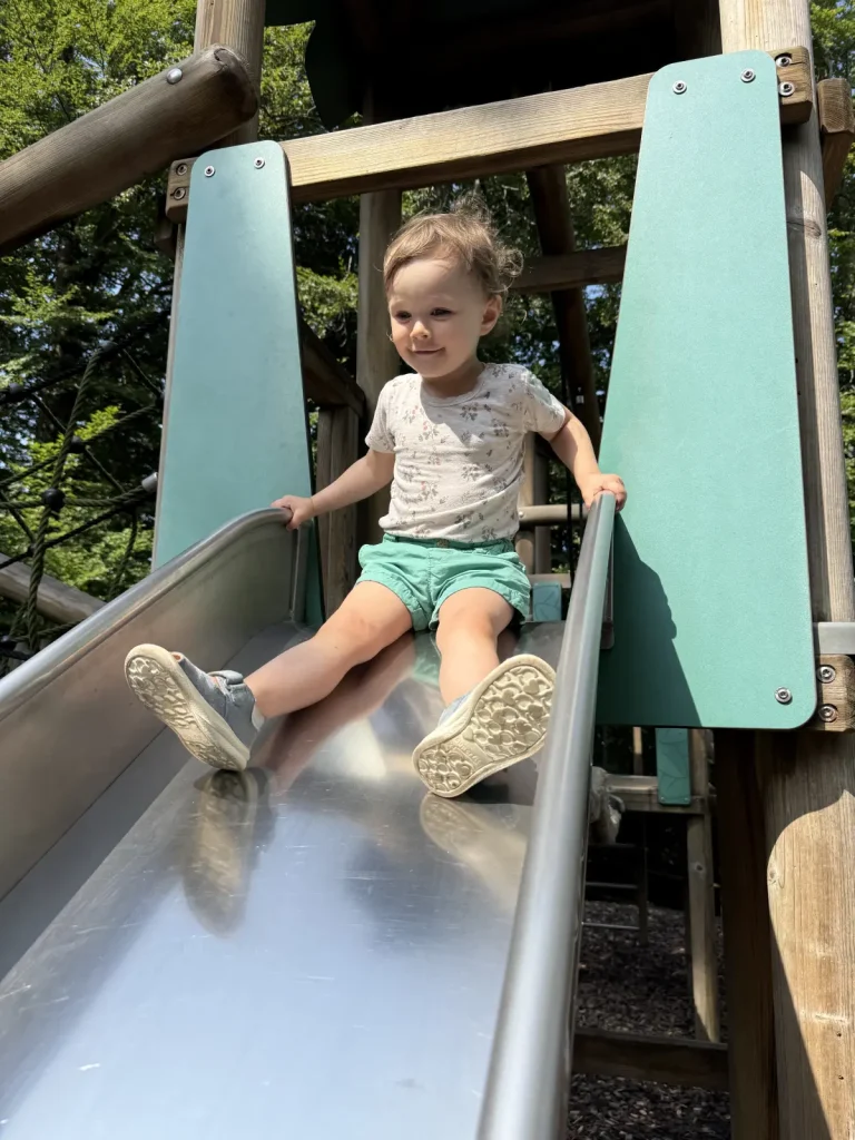 Uetliberg, Spielplatz - Lea auf der Rutschbahn