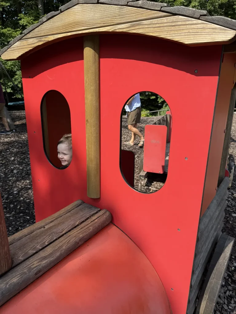 Uetliberg, Spielplatz - Lea im Zug